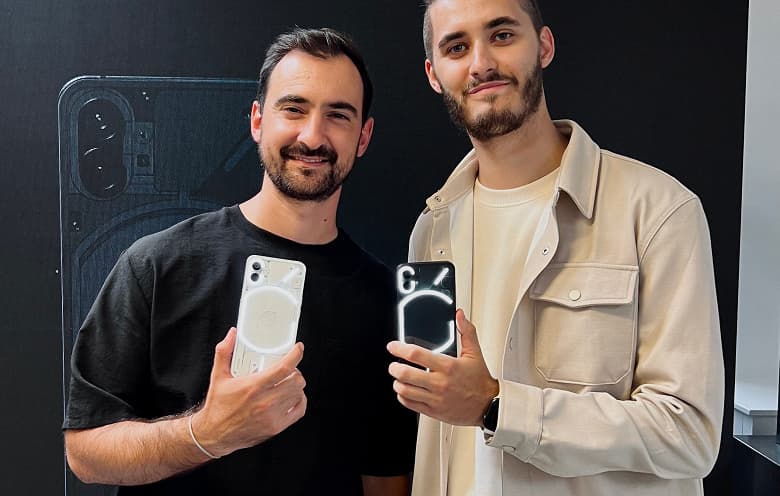 iPhone 13 Pro и Nothing Phone (1) сравнили вживую. Фотографии новинки в двух цветах