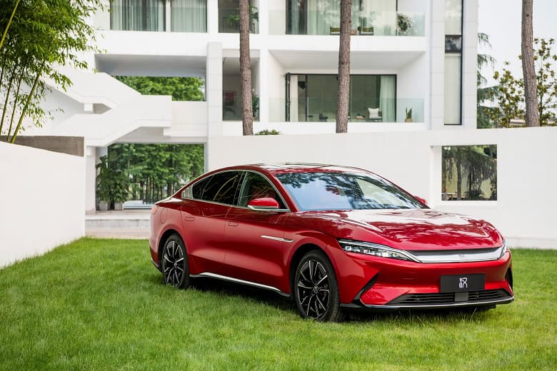 BYD уже сильно опережает Tesla по продажам электромобилей в Китае