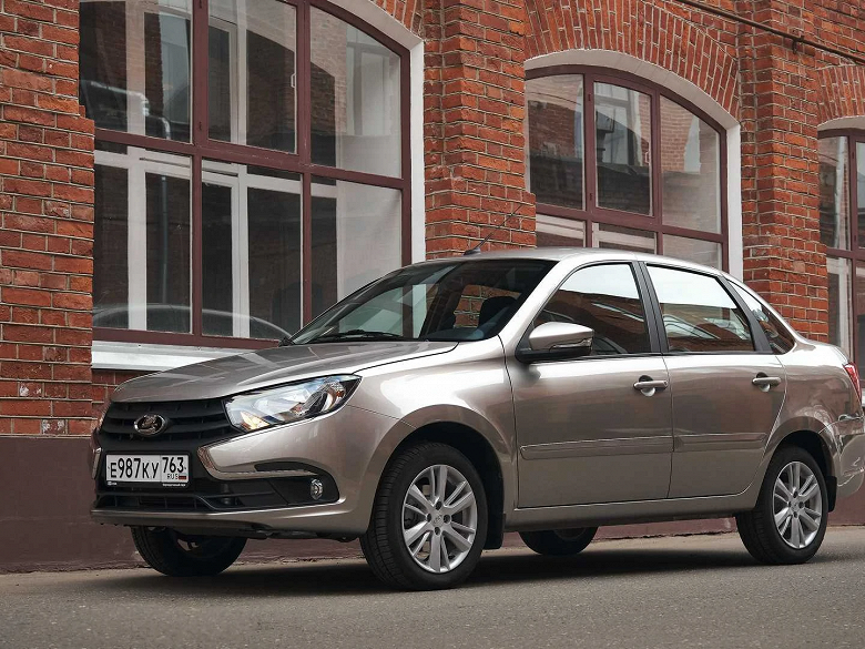 «Дилеры в своём репертуаре». Lada Granta Classic 2022 уже продают на 120 000 рублей дороже РРЦ
