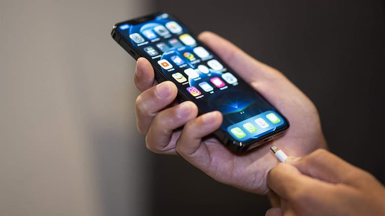 Салфетка для экрана за 3000 рублей, зарядка для iPhone – за 4500 рублей. В России значительно выросли цены на аксессуары для техники Apple