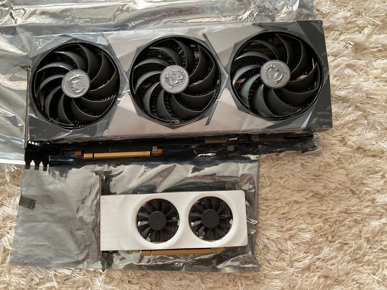 Крошечная видеокарта Intel позирует рядом с монструозной GeForce RTX 3090 Ti