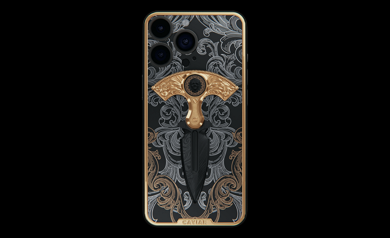 В России выпустили «бандитский» iPhone для с кастетом, кинжалом и пулями