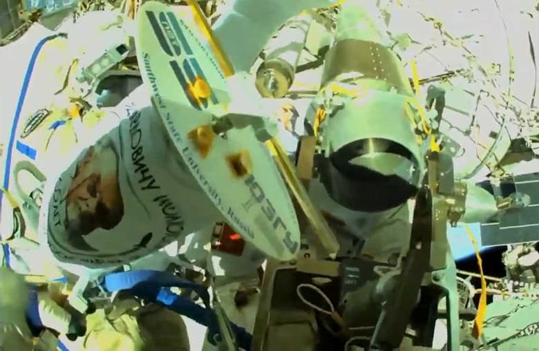 На МКС установили рекорд по количеству космических аппаратов, запущенных за время одного выхода в космос. Олег Артемьев и Саманта Кристофоретти запустили 10 наноспутников