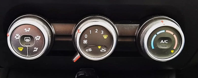 Новая Lada Vesta уже в «базе» оснащена кондиционером, кнопкой «Старт/Стоп», обогревом и бесключевым доступом. Фотографии новинки