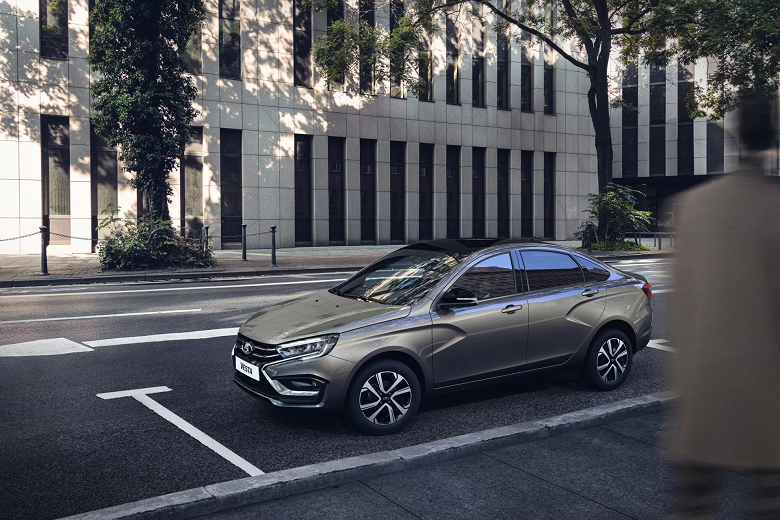 Новая Lada Vesta уже в «базе» оснащена кондиционером, кнопкой «Старт/Стоп», обогревом и бесключевым доступом. Фотографии новинки