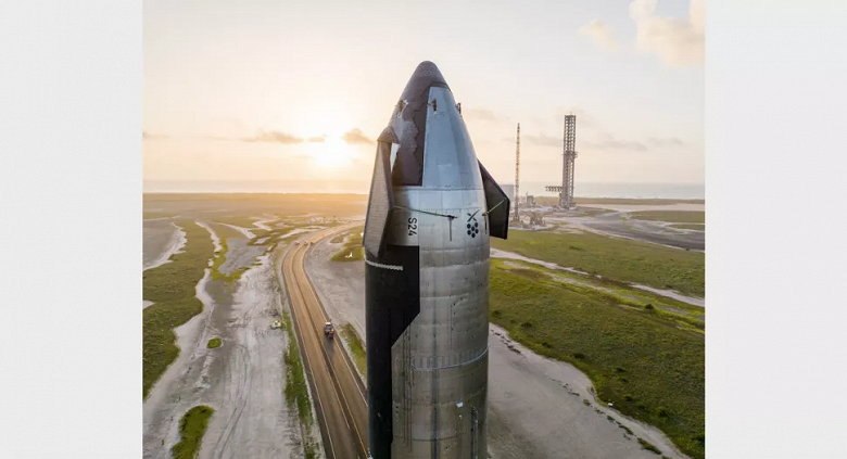 Фото: SpaceX выкатила прототип Starship на стартовую площадку перед первым орбитальным полётом