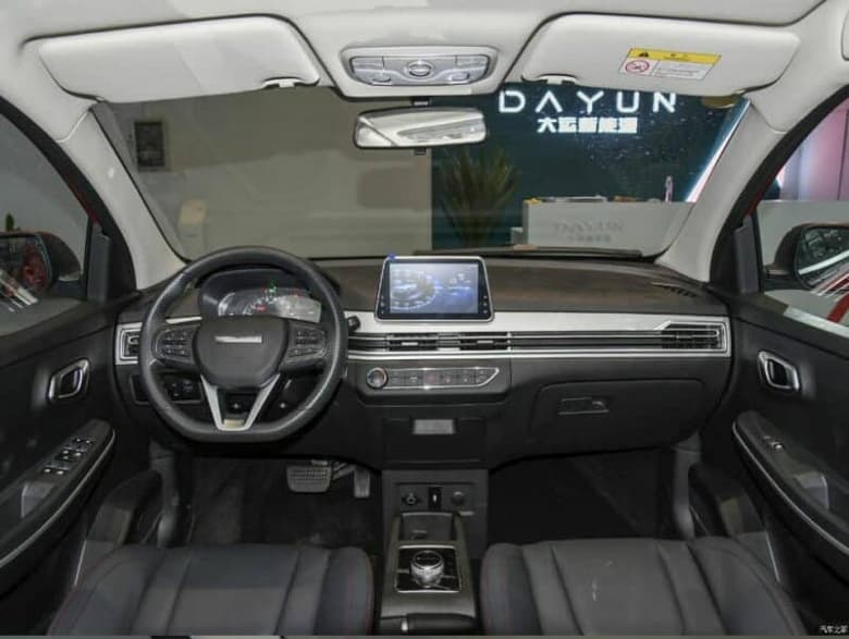 Запас хода 300 км, максимальная скорость 100 км/ч, пара крупных экранов в салоне и цена 10 000 долларов. В Китае представлен доступный электрический кроссовер «Счастливый тигр»