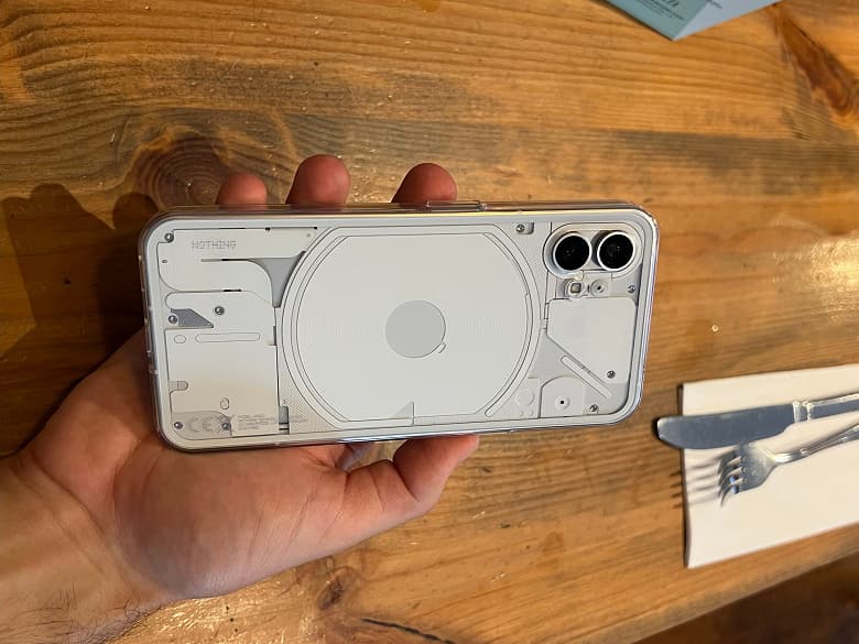 Скрывать дизайн Nothing Phone (1) не придётся: живые фото чехла и демонстрация подсветки