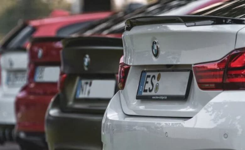 Россияне не спешат покупать новые Lada Granta и «китайцев», но при этом встраиваются в очередь за подержанными автомобилями из Европы, ОАЭ и Японии