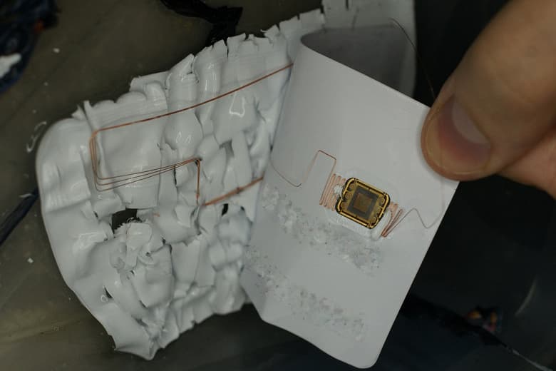 При реимплантации чипов для банковских карт брак достигает 40% При реимплантации чипов для банковских карт брак достигает 40%