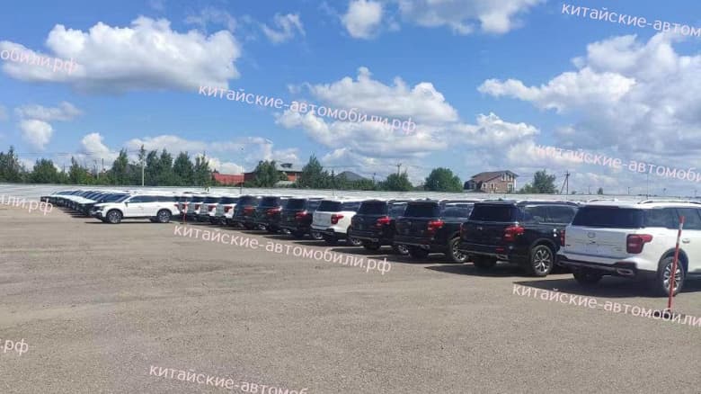 В Россию завезли новую партию китайских кроссоверов GAC GS8. Они будут продаваться по старым ценам