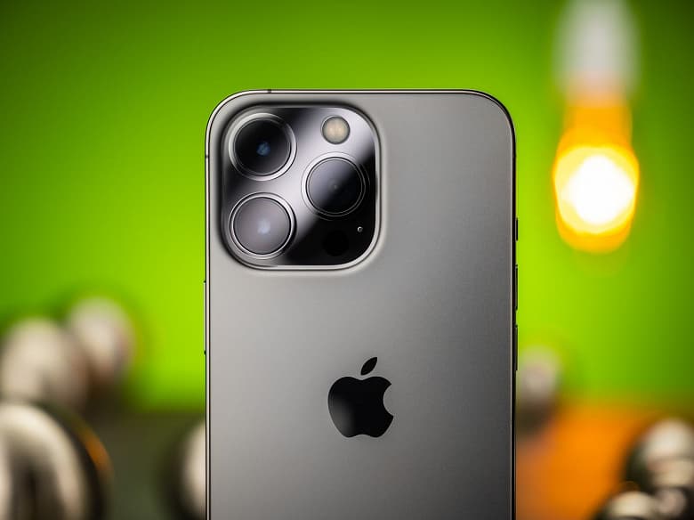 История с трескающимися камерами iPhone 14 получила продолжение: комментарий поставщика