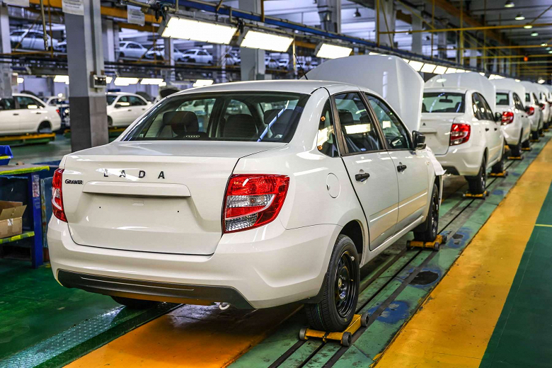 Нормальных Lada уже не ждать? АвтоВАЗ хочет продлить разрешение на выпуск «ободранных» Lada