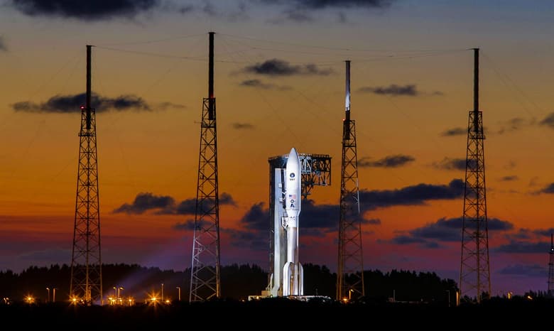 Ракета-носитель Atlas V с российскими двигателями РД-180 вывела на геостационарную орбиту два военных спутника США. Один из них – секретный