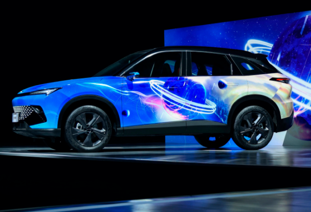 «Кубик Рубика» с двигателем мощностью 188 л.с., ОС Huawei HarmonyOS и SoC Kirin 990A поступает в продажу в Китае. За кроссовер просят чуть более 15 000 долларов