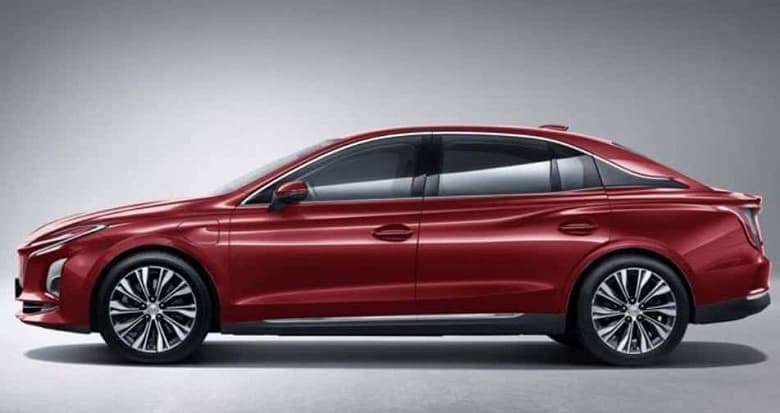 190 л.с. и запас хода 600 км за 30 600 долларов. Представлен седан Hongqi E-QM5 Plus – он на треть дешевле Tesla Model 3 и гораздо просторнее