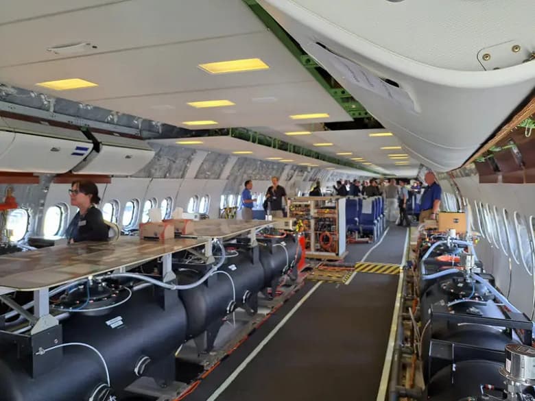 Фотогалерея дня: так тестируют самый большой в мире пассажирский авиалайнер — Boeing 777X, оснащенный складывающимися законцовками крыла