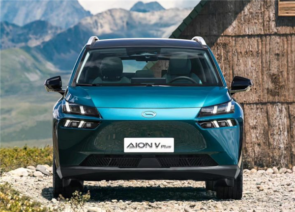 7 мест, полный привод, 225 л.с. и запас хода 500 км за 30 000 долларов. Представлен электрический кроссовер GAC Aeon V Plus