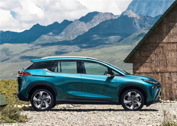 7 мест, полный привод, 225 л.с. и запас хода 500 км за 30 000 долларов. Представлен электрический кроссовер GAC Aeon V Plus