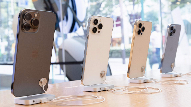 В России цены на одну модель iPhone уже отличаются на 100 тысяч рублей