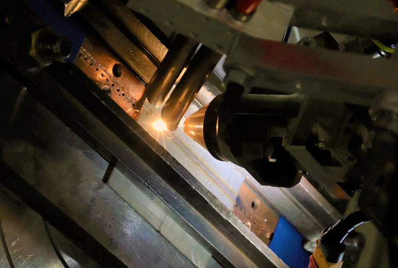 В России создали уникальный лазерный комплекс для изготовления деталей авиадвигателей В России создали уникальный лазерный комплекс для изготовления деталей авиадвигателей