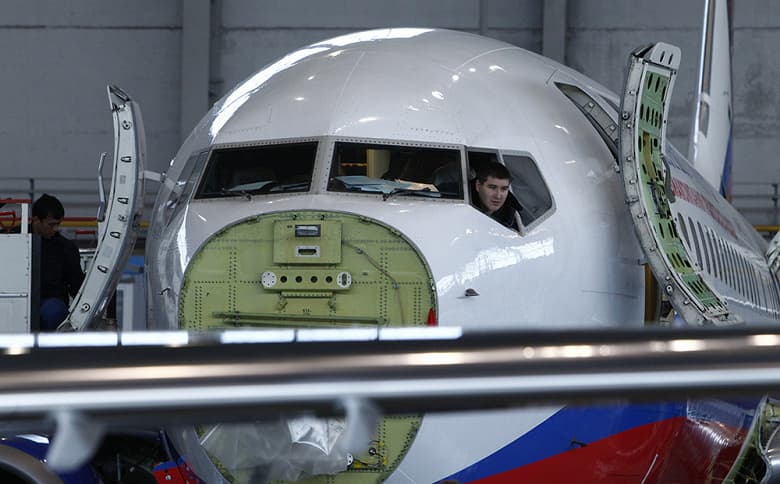 «Никто никогда не примет на себя ответственность использовать технику, если она будет небезопасна». Мантуров заявил о безопасности полетов на российских Boeing и Airbus