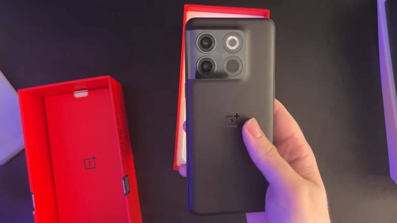 В комплекте с этим смартфоном поставляется ЗУ мощностью 160 Вт. В Сети появилось видео распаковки OnePlus 10T