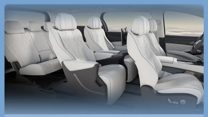 Семь человек, семь чемоданов, семь экранов и запас хода 1000 км. Роскошный минивэн BYD Denza D9 доступен в гибридной и электрической версиях