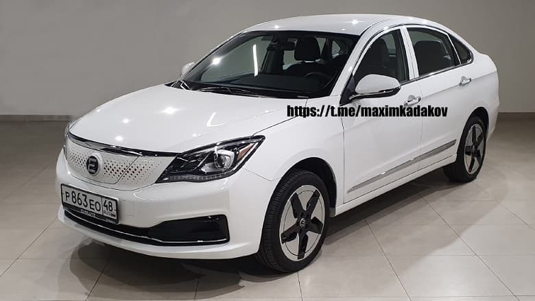 «Бомбезный» интерьер, «неубиваемое реношное шасси» и дизельный подогреватель. Подробности и стоимость российского электрического седана Evolute i-Pro