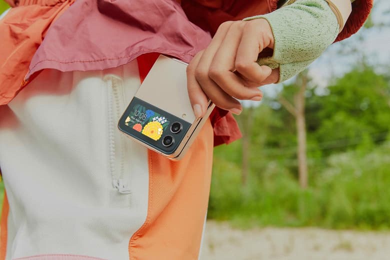 Snapdragon 8 Plus Gen 1, улучшенные петли, складной экран Dynamic AMOLED 6,7 дюйма, дополнительный экран 1,9 дюйма, 3700 мА·ч. Представлен смартфон-раскладушка Samsung Galaxy Z Flip 3