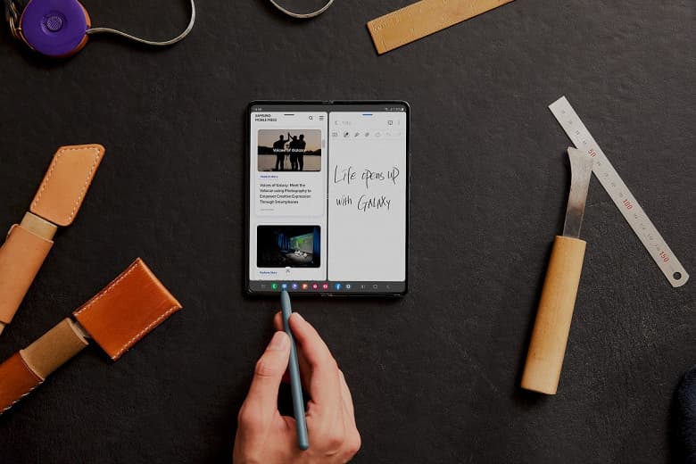 Экран AMOLED 7,6 дюйма с разрешением QHD+, Snapdragon 8 Plus Gen 1, 50-мегапиксельная камера, IP68 и 4400 мА·ч за 1800 долларов. Представлен флагманский Samsung Galaxy Z Fold 4