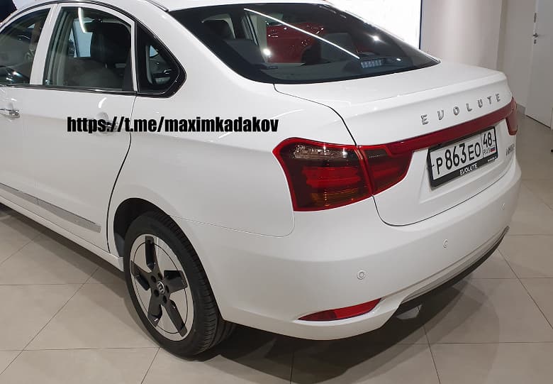 «Бомбезный» интерьер, «неубиваемое реношное шасси» и дизельный подогреватель. Подробности и стоимость российского электрического седана Evolute i-Pro