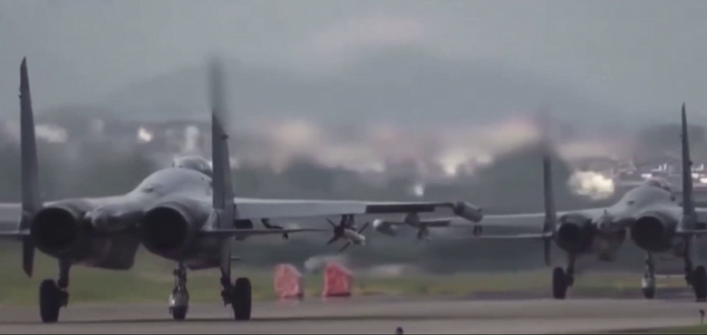 Китай на учениях в районе Тайваня поднял в воздух новейшие истребители пятого поколения J-20