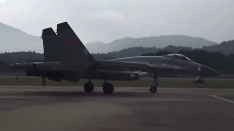 Китай на учениях в районе Тайваня поднял в воздух новейшие истребители пятого поколения J-20