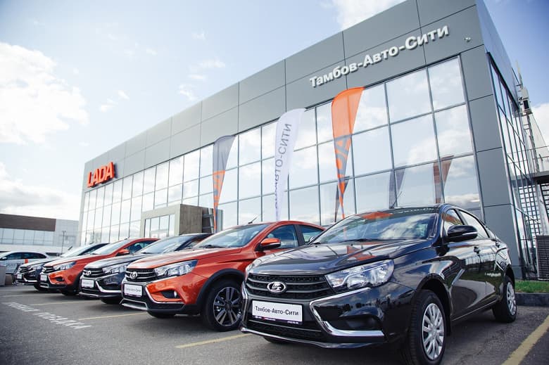 Россияне потянулись за Lada. Поток потенциальных покупателей в дилерские центры вырос в два раза