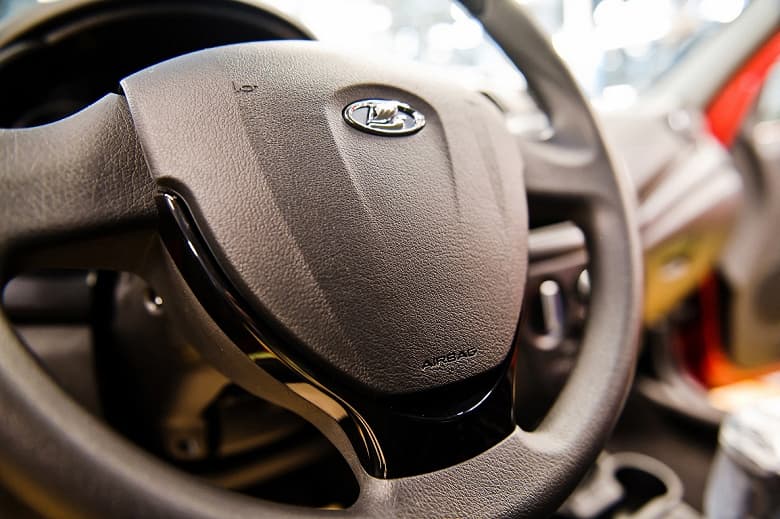 Выяснилось, кто делает подушки безопасности для АвтоВАЗа. Завод не стал искать новых поставщиков, а договорился со старыми