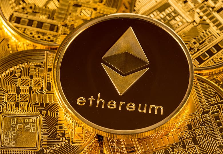 Криптовалюты в ударе. Ethereum уже 1900 долларов, Bitcoin стремится к 25 000 долларов