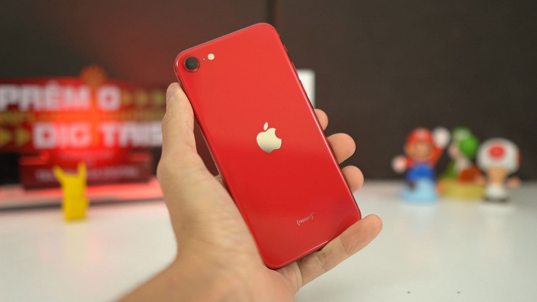 Бюджетный iPhone SE 2020 рекордно подешевел в России