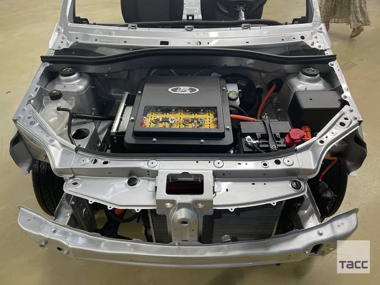 Это первый электромобиль Lada: двигатель расположен под капотом, батареи — спереди и сзади