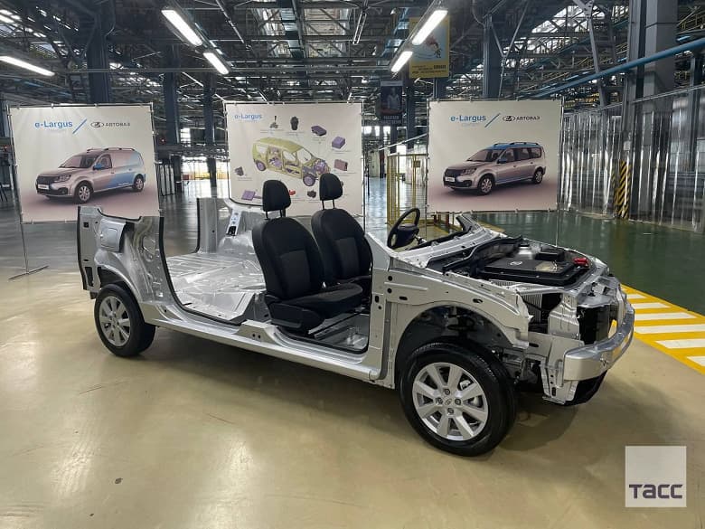 Это первый электромобиль Lada: двигатель расположен под капотом, батареи — спереди и сзади