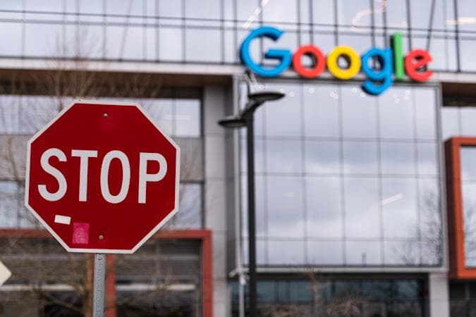Google штрафуют не только в России. В Австралии суд обязал Google выплатить 42,8 млн долларов штрафа за незаконный сбор данных о геолокации на Android-смартфонах Google штрафуют не только в России. В Австралии суд обязал Google выплатить 42,8 млн долларов штрафа за незаконный сбор данных о геолокации на Android-смартфонах