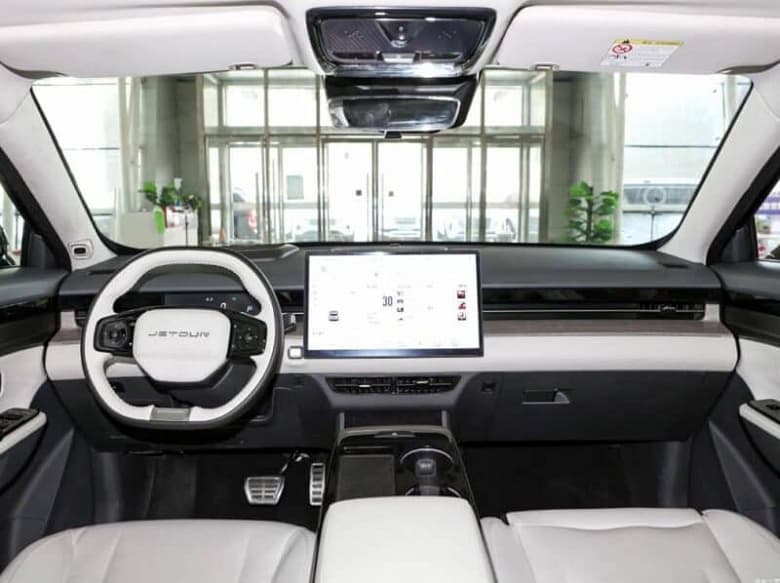 326 л.с., расход 1 л на 100 км и интерьер в стиле Tesla по цене от 14 700 долларов. В Китае стартовали продажи молодежного кроссовера Jetour Dasheng, который может появиться в России