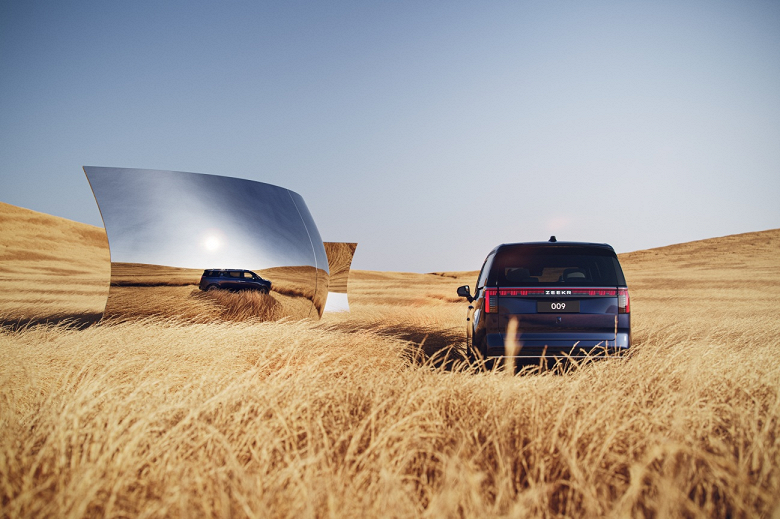 Запас хода 700 км, длина 5,2 м и боле 500 светодиодов снаружи. Geely показала премиальный минивэн Zeekr 009, который может оказаться гораздо интереснее Toyota Alphard