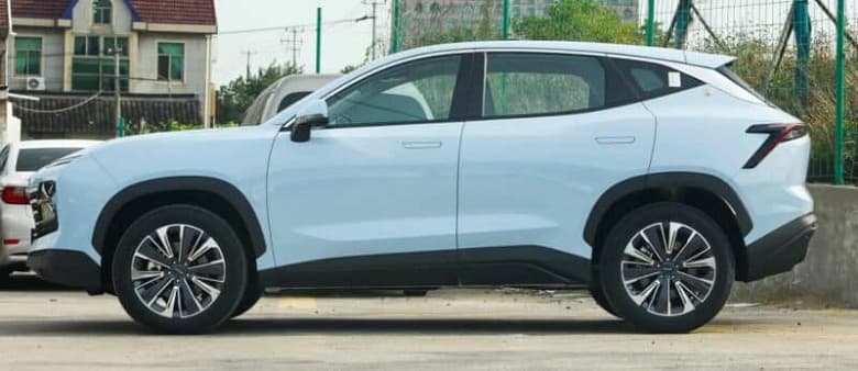 326 л.с., расход 1 л на 100 км и интерьер в стиле Tesla по цене от 14 700 долларов. В Китае стартовали продажи молодежного кроссовера Jetour Dasheng, который может появиться в России