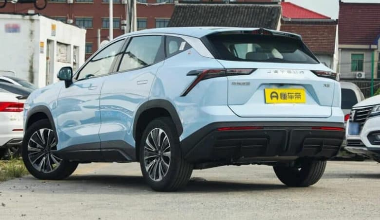 326 л.с., расход 1 л на 100 км и интерьер в стиле Tesla по цене от 14 700 долларов. В Китае стартовали продажи молодежного кроссовера Jetour Dasheng, который может появиться в России