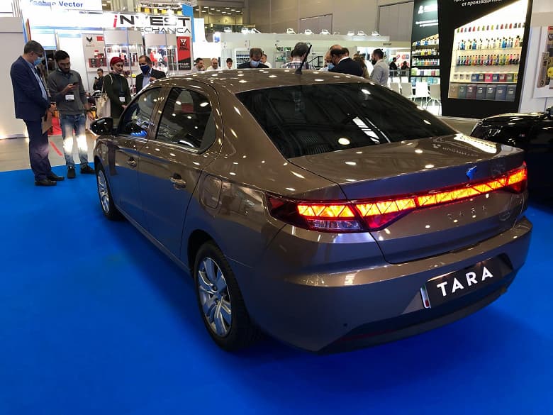 Так выглядит первый иранский автомобиль, который начнут продавать в России уже в текущем году. Изображения и характеристики Iran Khodro Tara, построенного на платформе Peugeot 301