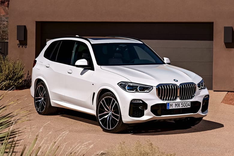 Ввоз автомобилей физлицами в Россию в июне — июле текущего года резко вырос. Наиболее популярные иномарки – Toyota Camry, Mazda 6, BMW 3-й и 5-й серий, BMW X5