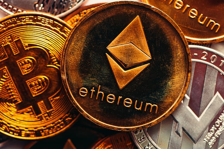 Bitcoin упал на 6%, Ethereum – на все 10,5%. Главные криптовалюты мира все никак не выберутся из ямы, в которую их загоняет американский регулятор