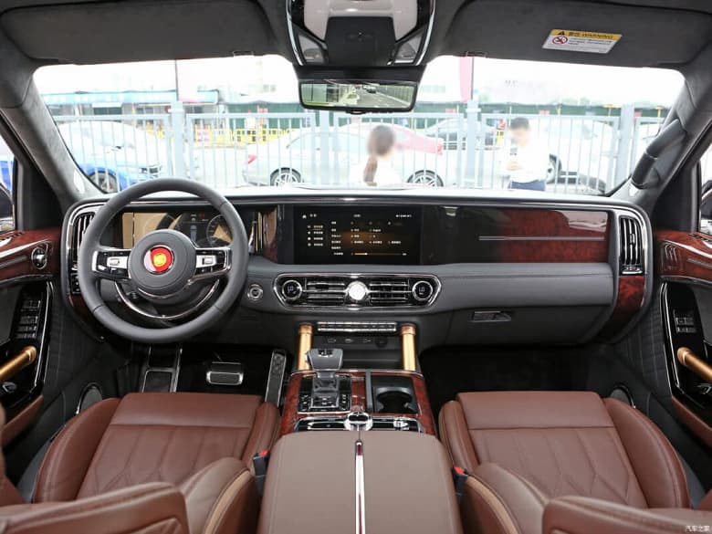 Мощно, богато и очень дорого. В Китае поступил в продажу огромный внедорожник Hongqi LS7 – с двигателем V8, длиной 5,7 м, отделкой натуральной кожей и деревом и ценой 216 000 долларов