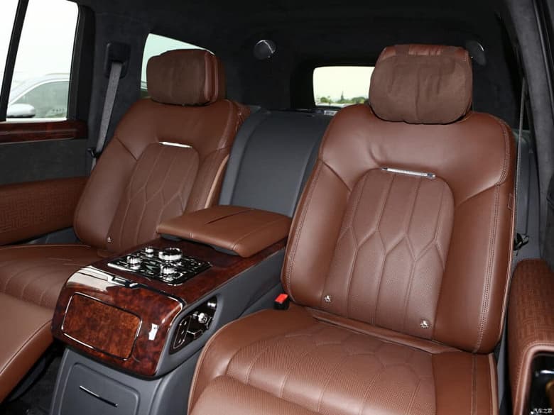 Мощно, богато и очень дорого. В Китае поступил в продажу огромный внедорожник Hongqi LS7 – с двигателем V8, длиной 5,7 м, отделкой натуральной кожей и деревом и ценой 216 000 долларов